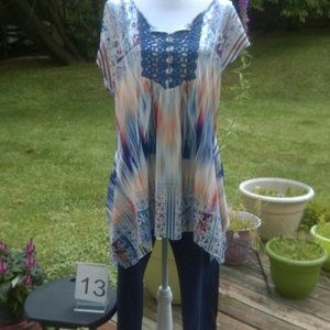 Sharkbite Hem Lace Applique Top w/ Capri